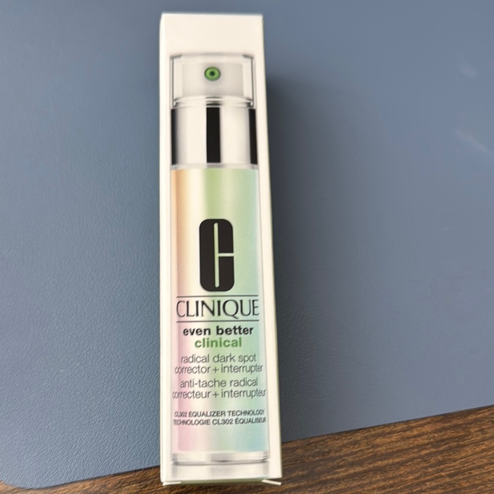 Clinique Even Better Clinical Corrector - Silver and White